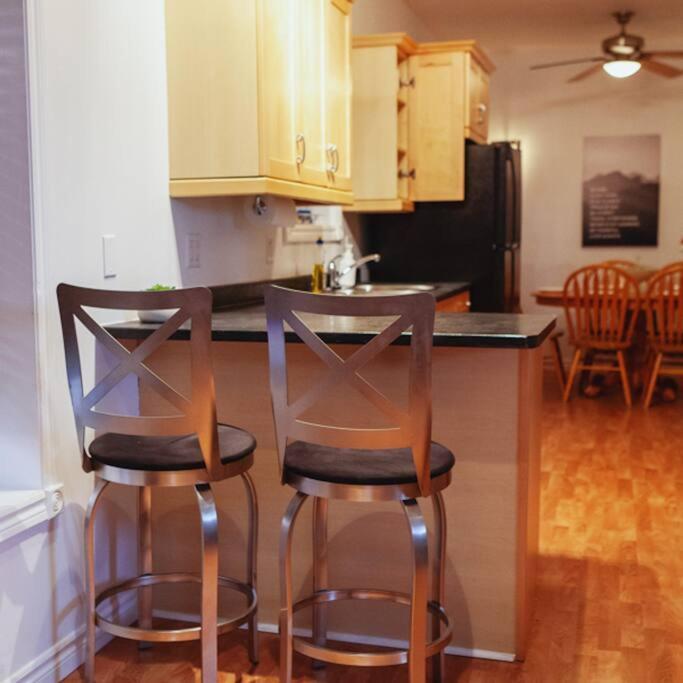 Апартаменты Large Upstairs Flat In Downtown Century Building Бельвиль Экстерьер фото