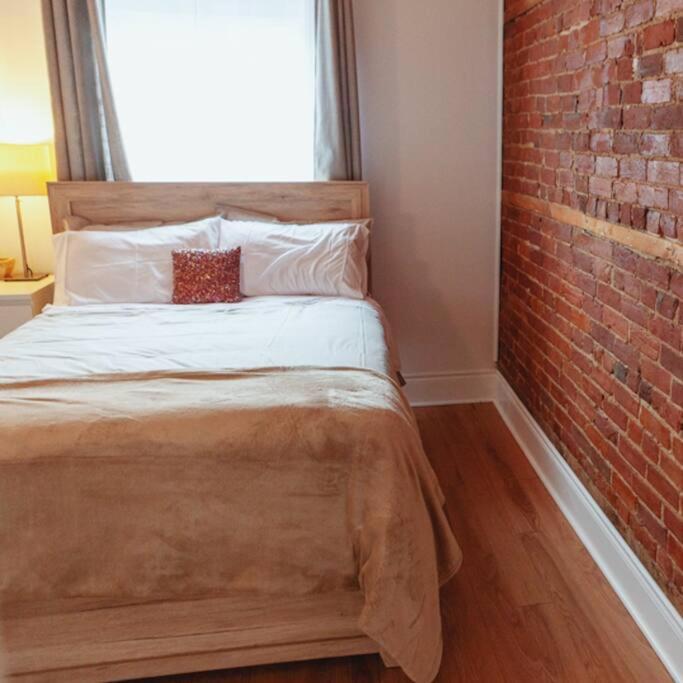 Апартаменты Large Upstairs Flat In Downtown Century Building Бельвиль Экстерьер фото