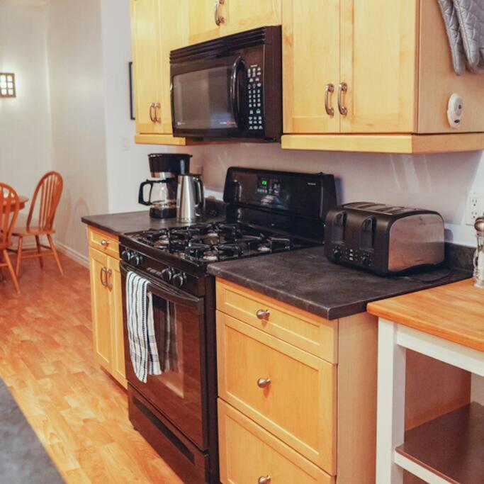 Апартаменты Large Upstairs Flat In Downtown Century Building Бельвиль Экстерьер фото